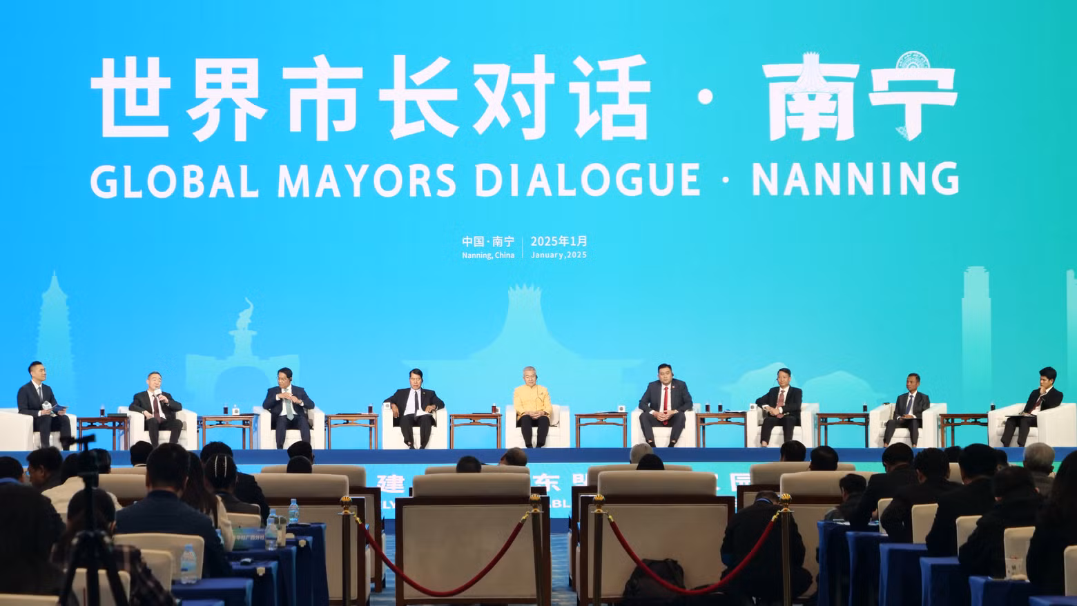 在“世界市长对话·南宁”主活动中，各国市长共同探讨“共建中国—东盟友好家园：城市开放与合作”的重要议题。