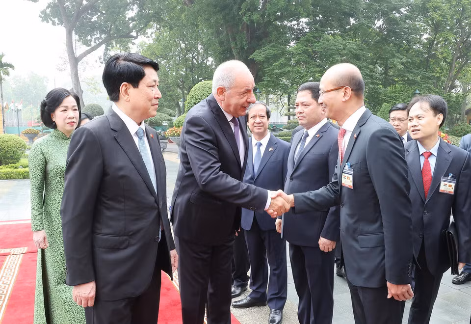 国家主席梁强向匈牙利总统舒尤克·道玛什介绍越南代表团成员。