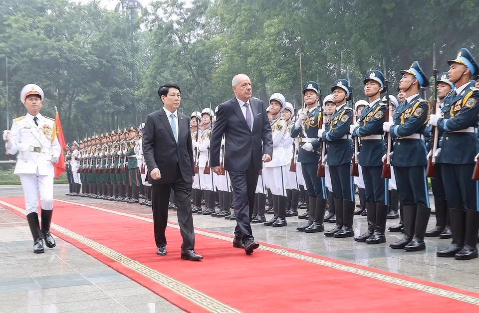 国家主席梁强与匈牙利总统舒尤克·道玛什共同检阅越南人民军仪仗队。