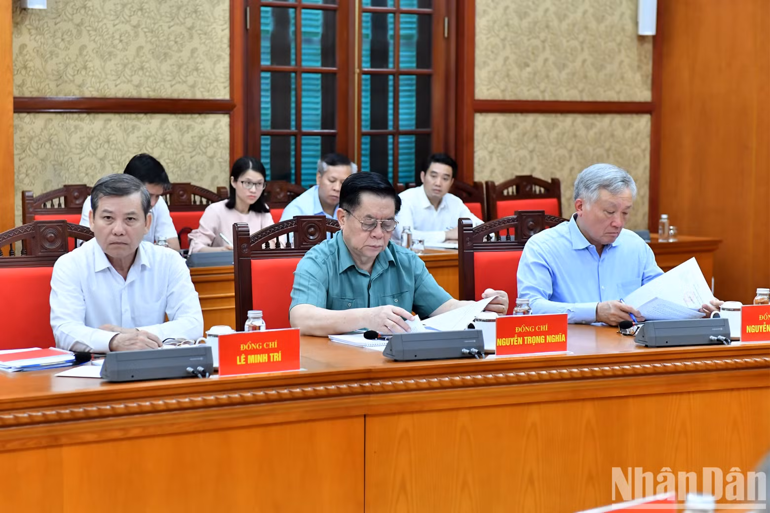越共十四大党章组成员。