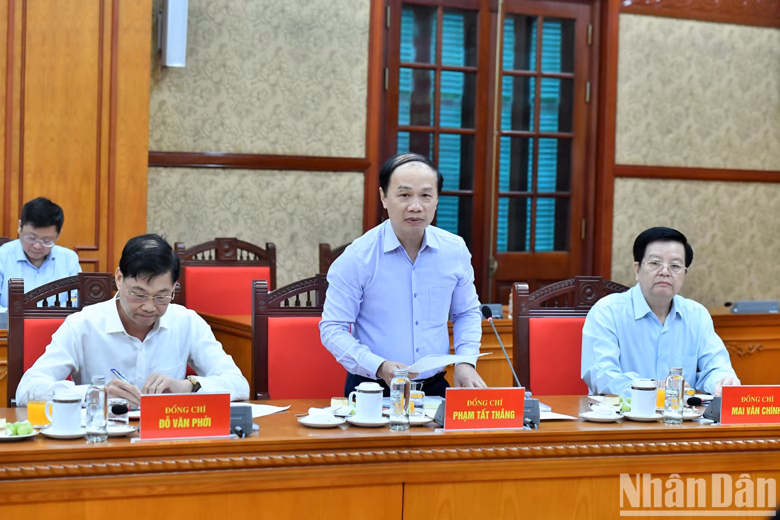 中央民运部领导作报告。