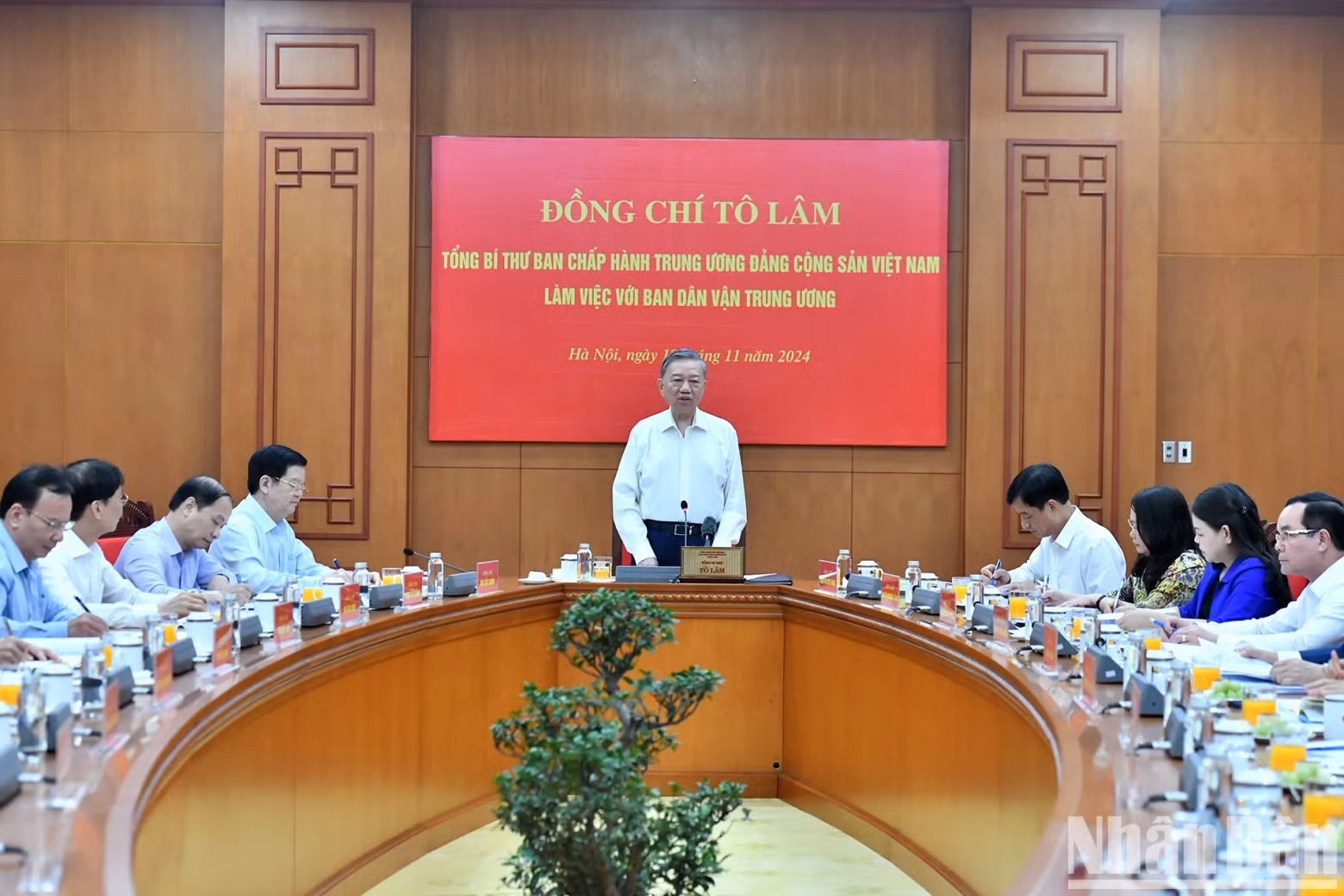 11月18日下午，在河内，越共中央总书记苏林同中央民运部举行工作会议。