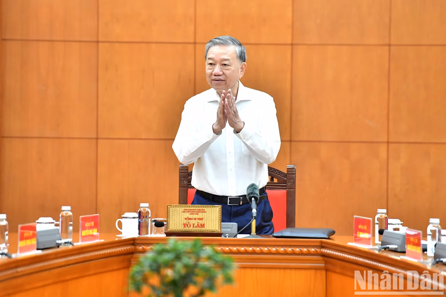 苏林总书记主持会议。