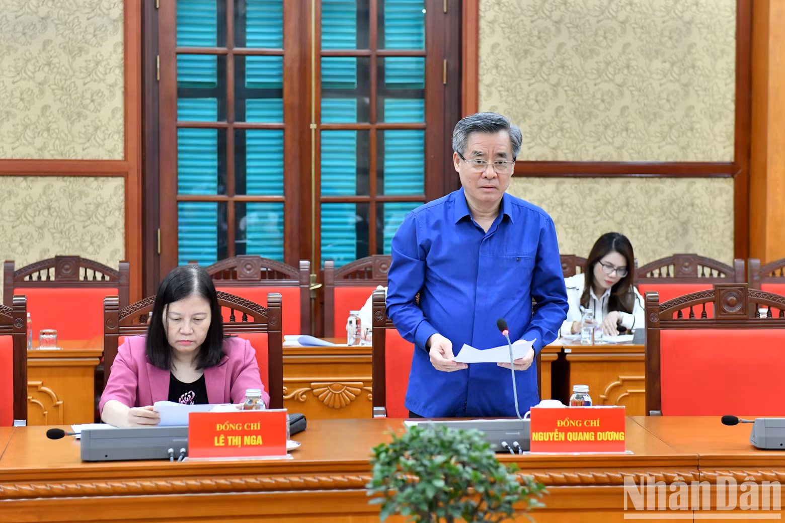 越共中央委员、中央组织部副部长阮光阳发表意见。