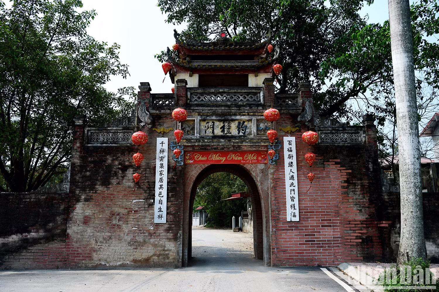 约礼村后门古朴沉静，默默守护着岁月流转的足迹。