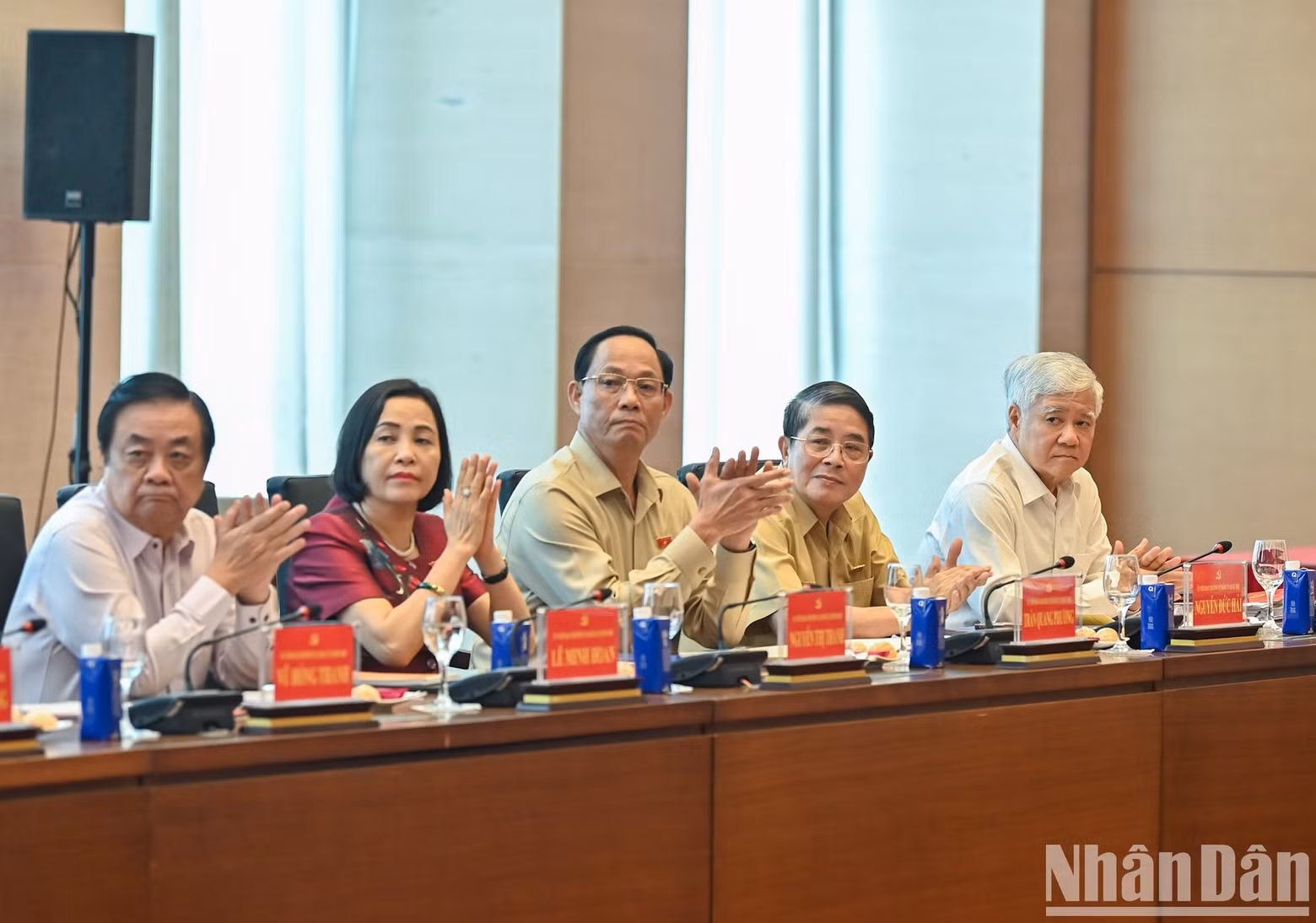 越南祖国阵线中央委员会主席杜文战与各位国会副主席一同出席会议。