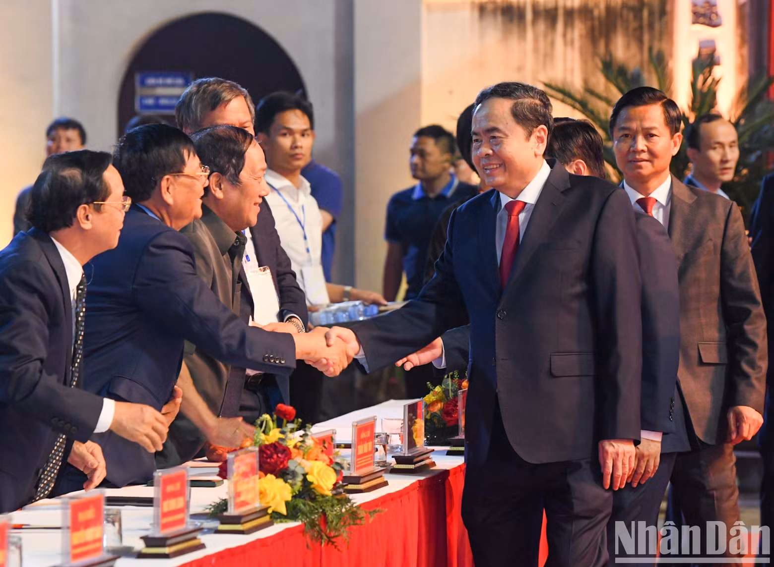 国会主席陈青敏与代表们亲切握手。