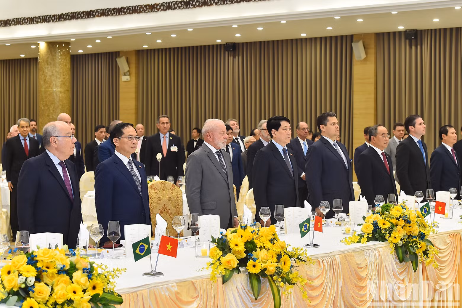 越南国家主席梁强和巴西总统卢拉·达席尔瓦同各位代表聆听军乐团演奏两国国歌。