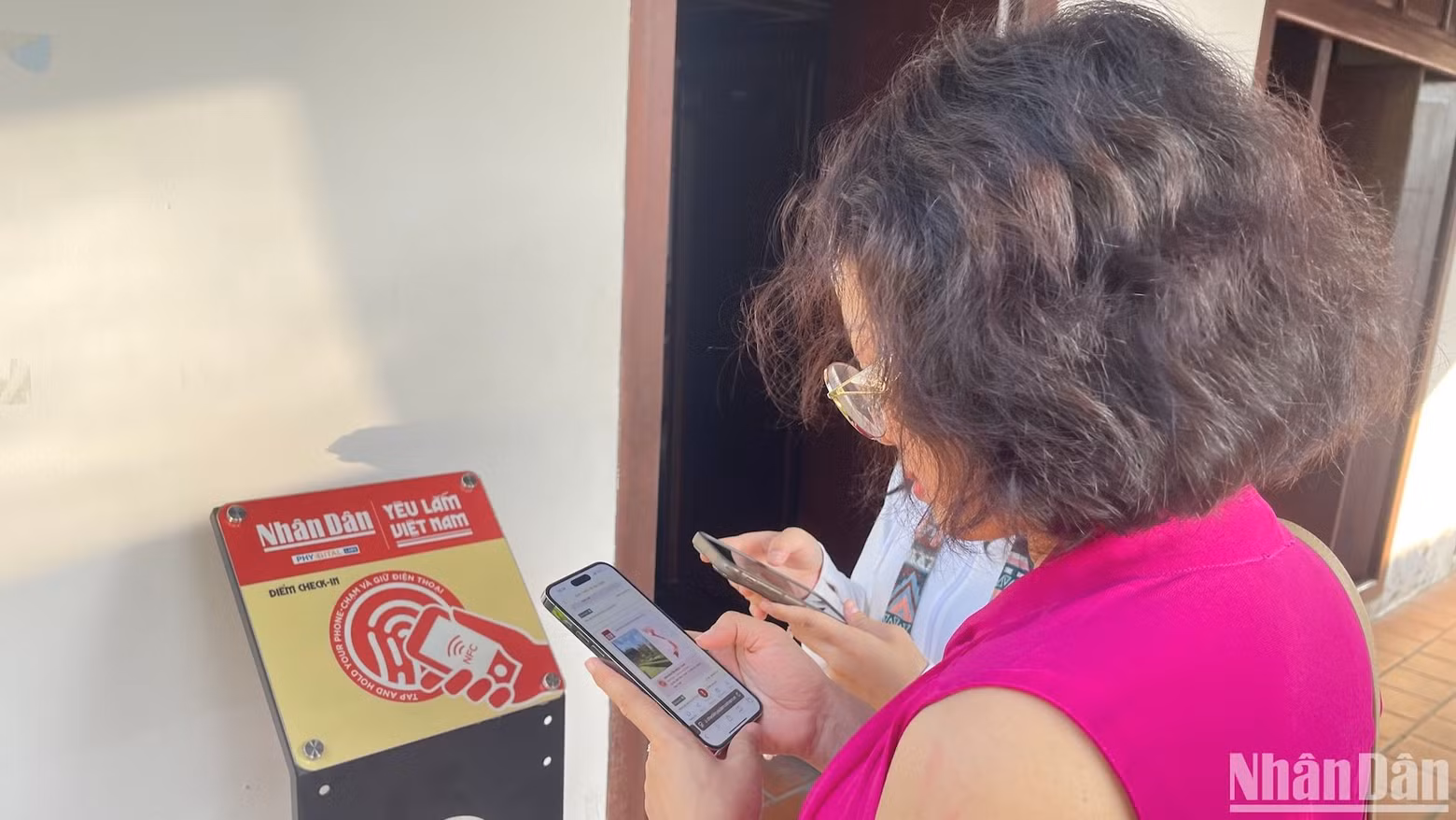 游客通过网站 https://yeulamvietnam.vn浏览育青学校的相关历史资料。