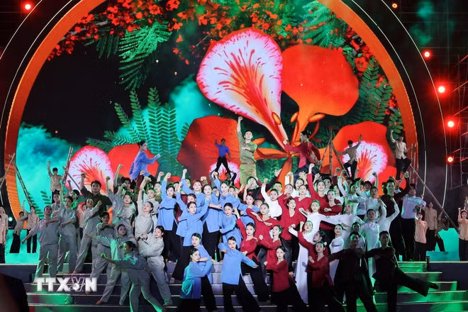 2025年红凤凰花节正式开幕，上演题为“海防——70年信念与奋进渴望”的大型文艺演出。（图片来源：越通社）