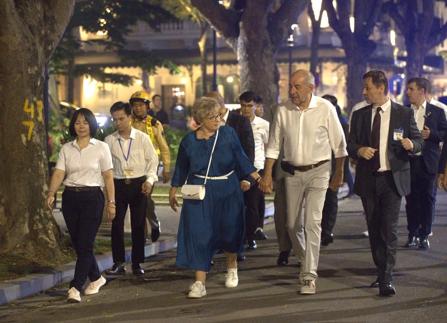 匈牙利总统苏廖克·塔马斯和夫人在河内部分街区漫步游览。
