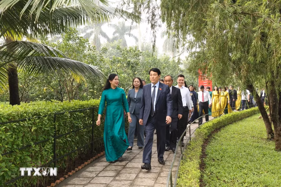 越南国家主席梁强参观设在主席府的胡志明主席遗迹区。