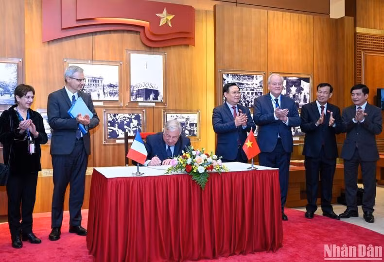 法国参议院议长热拉尔·拉尔歇在越南国会传统陈列室的纪念簿上留言。