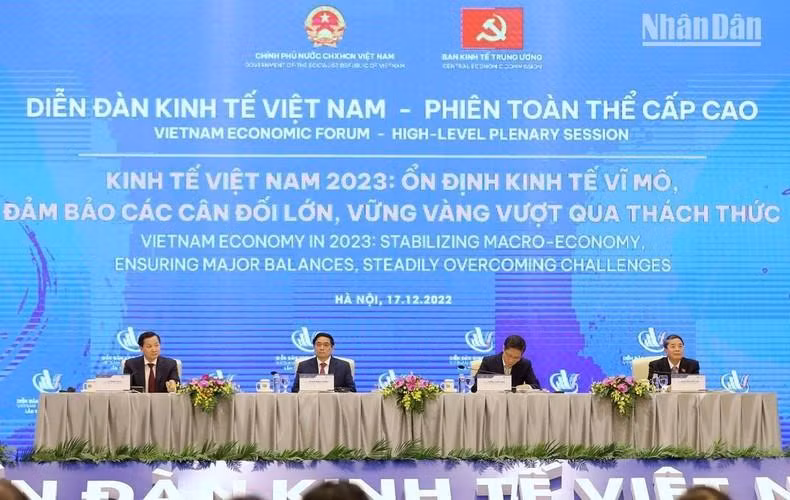 越南政府总理范明正，越共中央经济部部长陈俊英，越南政府副总理黎明慨，国会副主席阮德海等主持论坛。