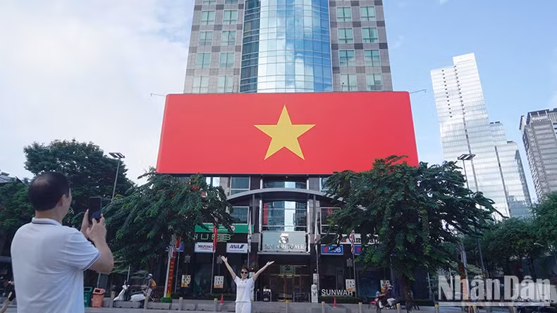 9月2日上午,天气晴好,阮惠步行街充满了红色。 9月2日上午,天气晴好,阮惠步行街充满了红色。