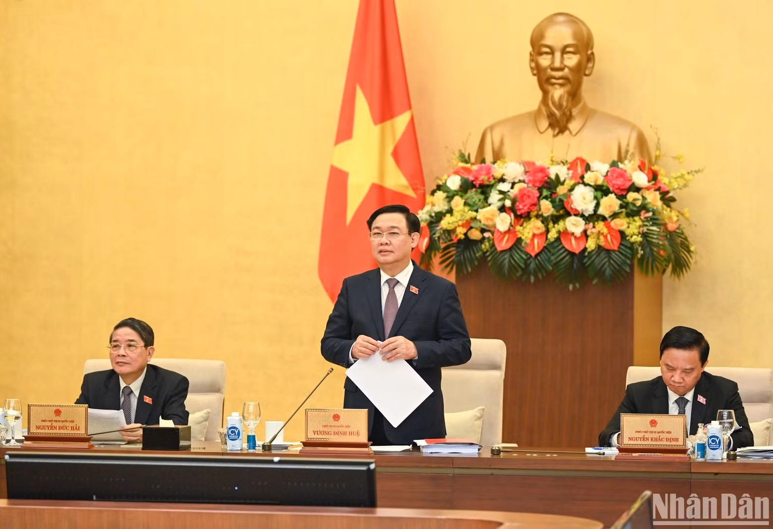 国会主席王廷惠致开幕词。