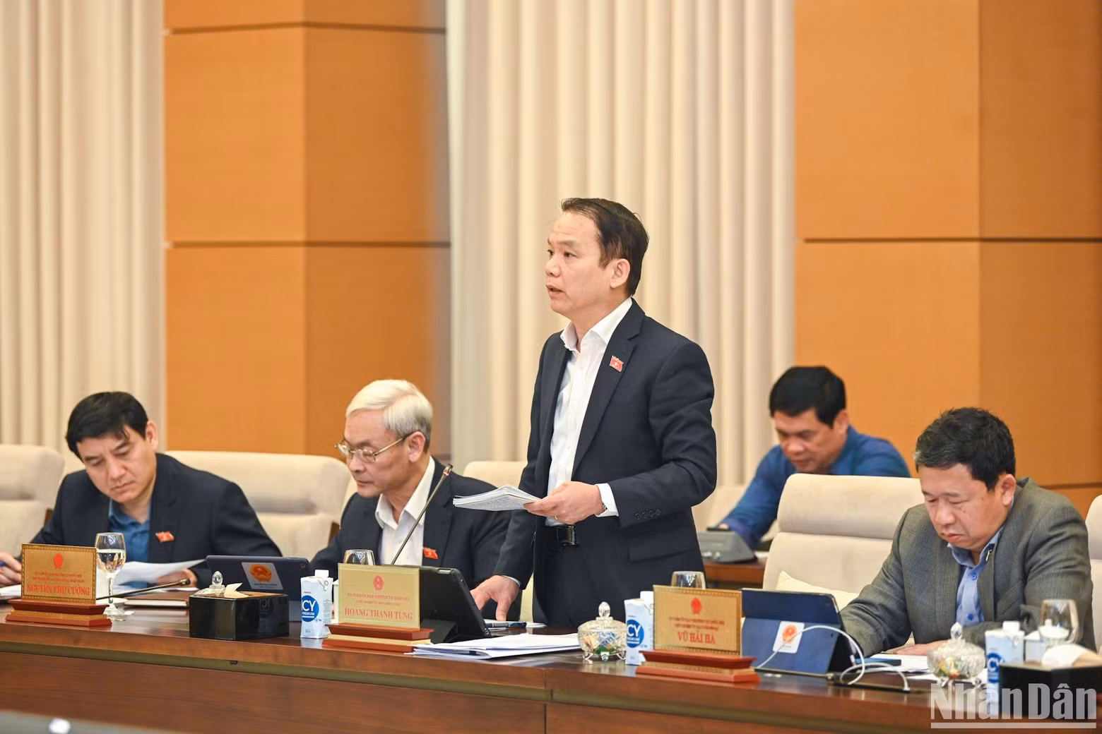 国会法律委员会主任黄青松在会上发表讲话。