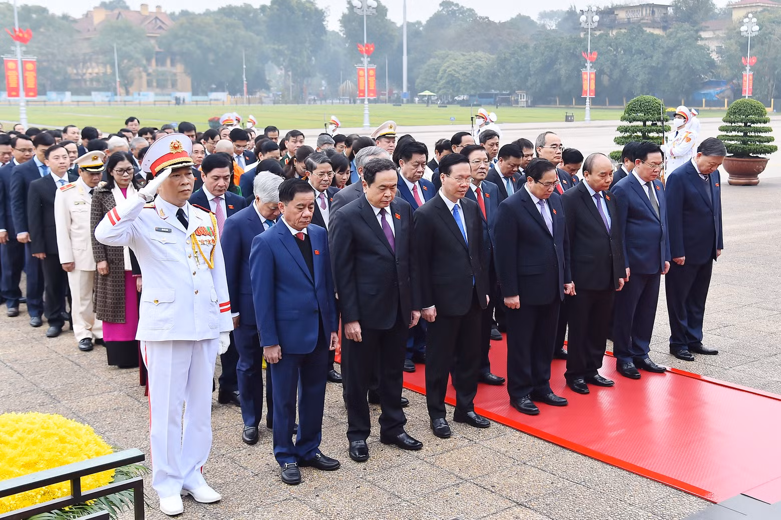 越南国家主席阮春福，政府总理范明正，国会主席王廷惠以及各位代表缅怀胡志明主席。