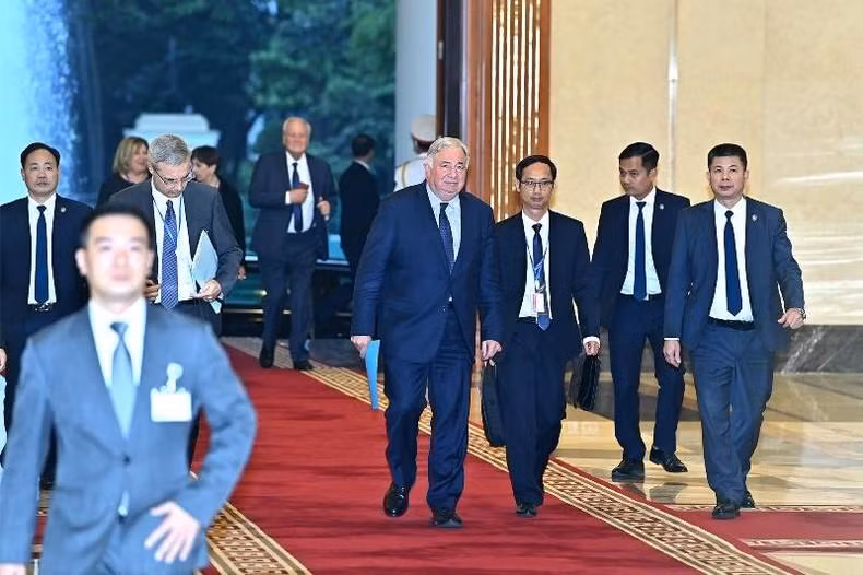 法国参议院议长热拉尔·拉尔歇和各位代表前往党中央总部。