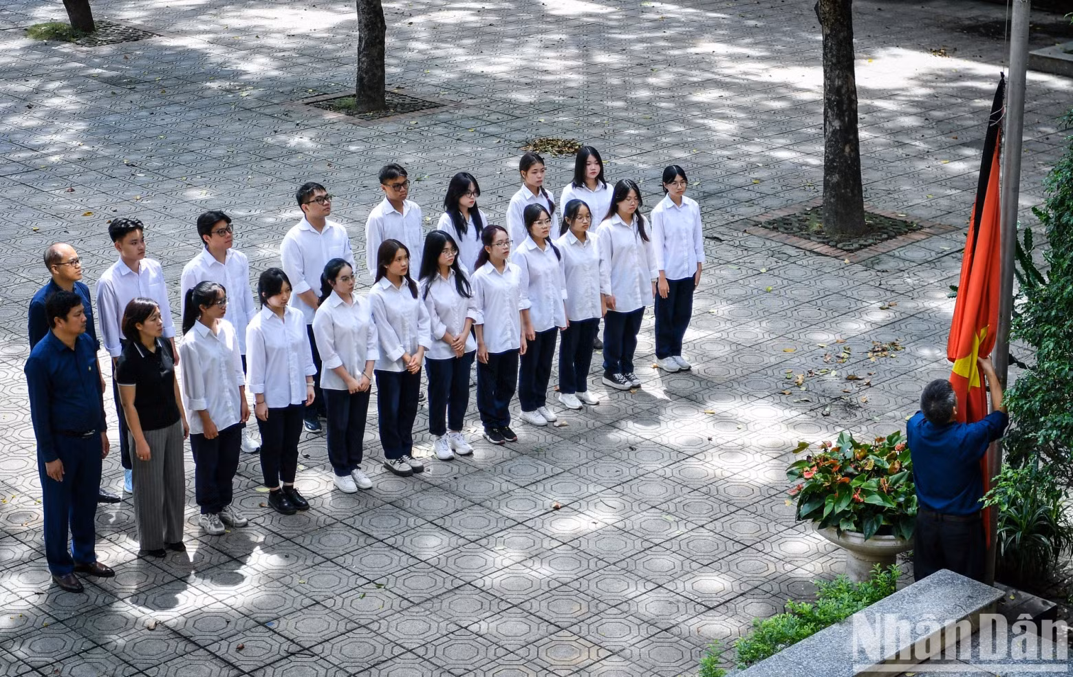 已故阮富仲总书记中学就读的阮嘉韶高中(龙边郡)近几天下半旗志哀。 已故阮富仲总书记中学就读的阮嘉韶高中(龙边郡)近几天下半旗志哀。