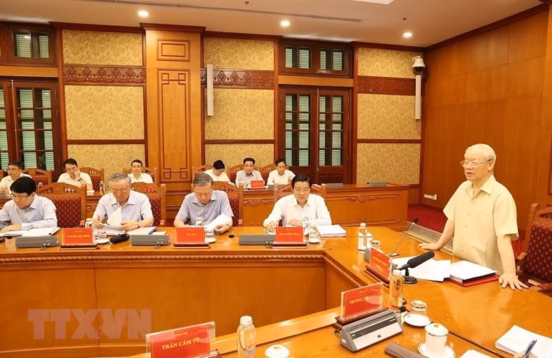 会议就2023年上半年中央反腐败指导委员会的工作结果进行讨论并回顾了越共十三大任期以来反腐败工作。