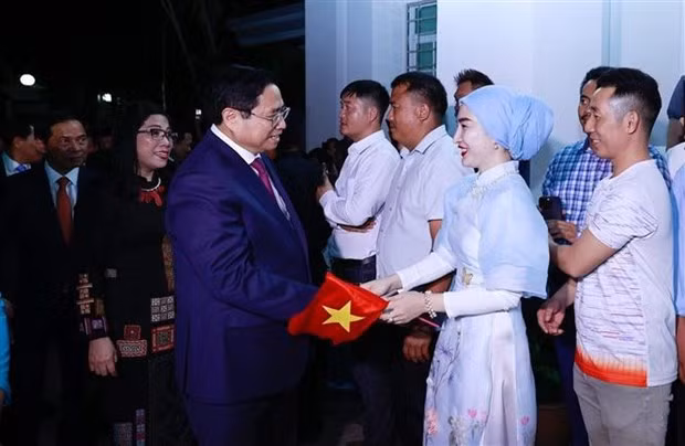 越南政府总理范明正和夫人会见越南驻文莱代表机构工作人员和旅文越南人社群。