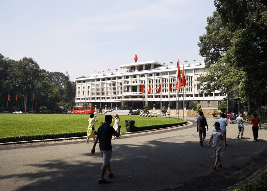游客参观统一宫。