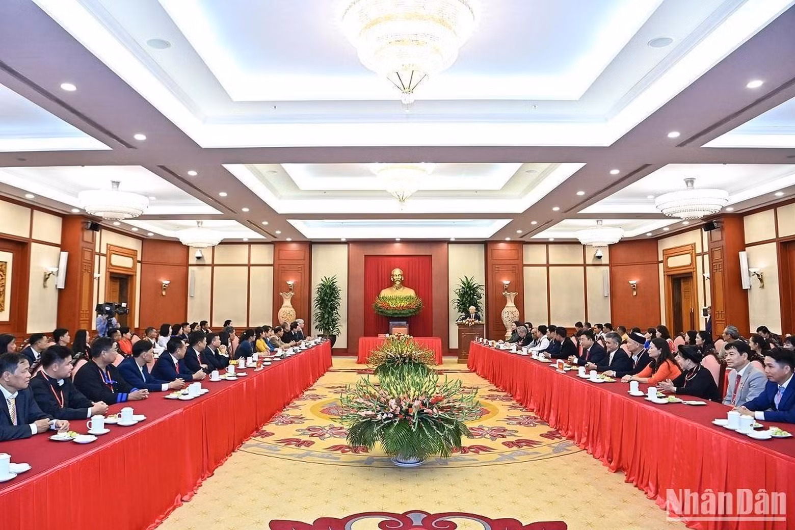 见面会场景。
