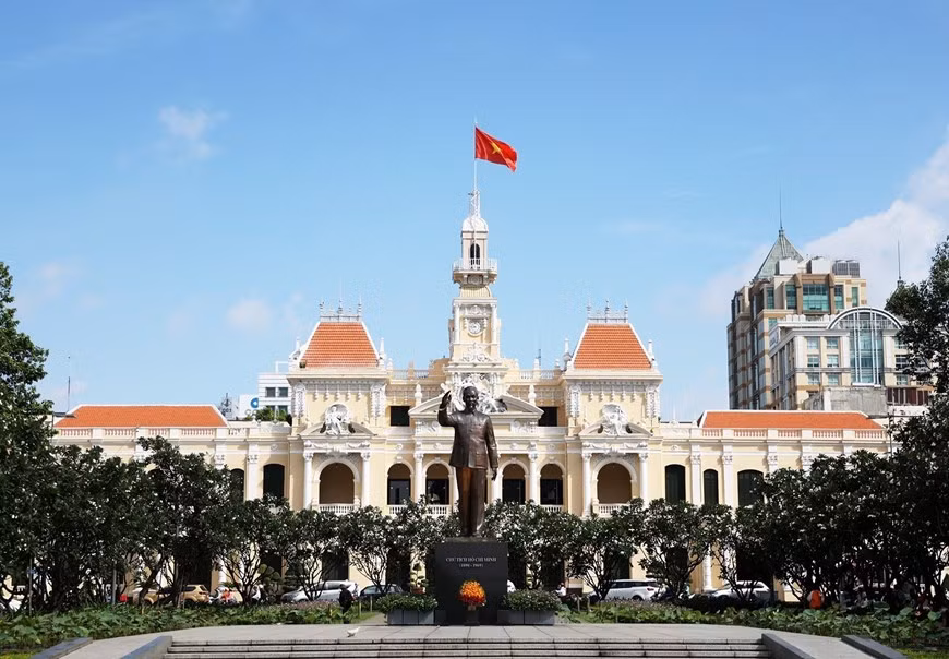 胡志明市人民委员会办公大楼是该市的旅游标志牌工程之一。