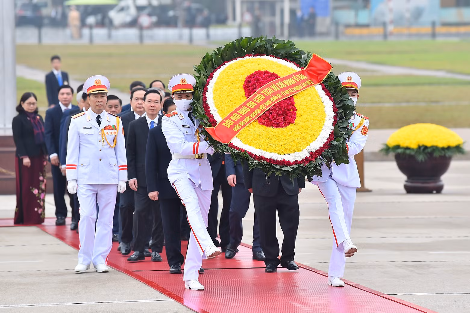 党、国家领导人以及国会代表入陵瞻仰胡志明主席遗容。
