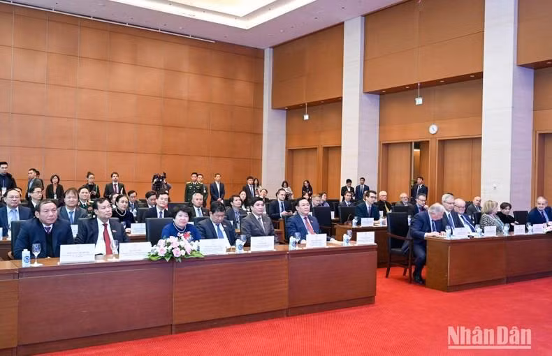 越南国会主席王廷惠与法国参议院议长热拉尔·拉尔歇同各位代表出席仪式。