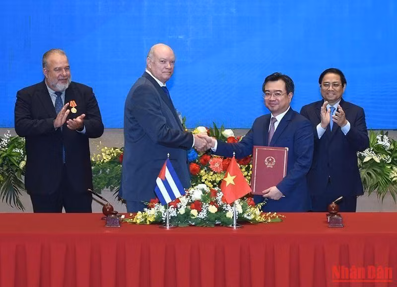 越南政府总理范明正与古巴总理曼努埃尔·马雷罗·克鲁斯出席越南建设部与古巴外贸外资部之间的2023-2025年经济议程实施计划签字仪式。