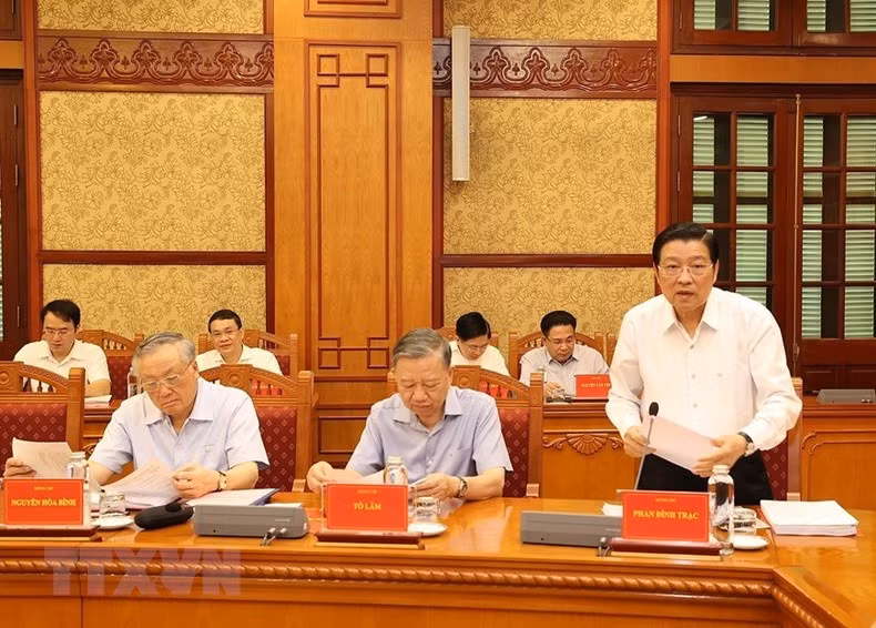 越共中央政治局委员、中央书记处书记、中央内政部部长、中央反腐败指导委员会常务副主任潘廷镯在会上发表讲话。