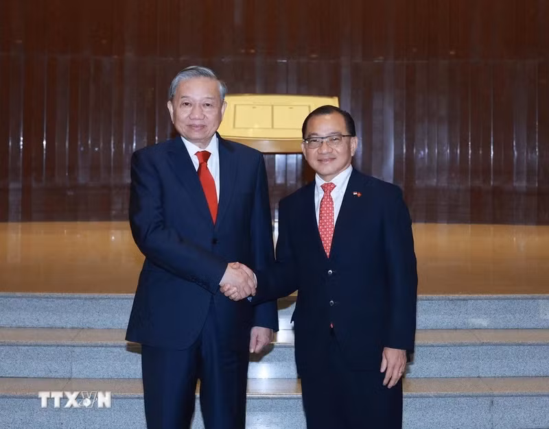 越共中央总书记苏林与新加坡国会议长谢健平。