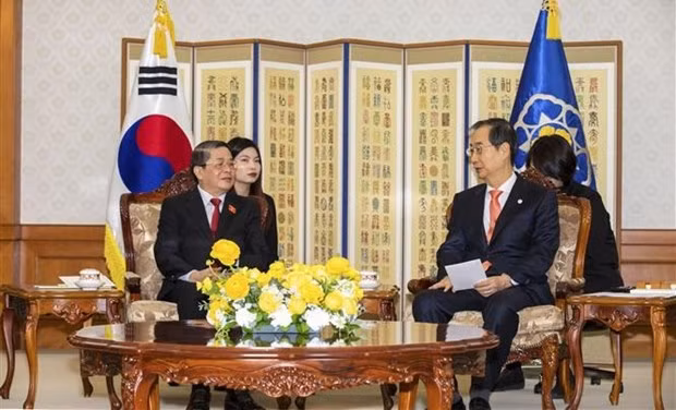 越南国会副主席阮德海会见韩国总理韩德洙。