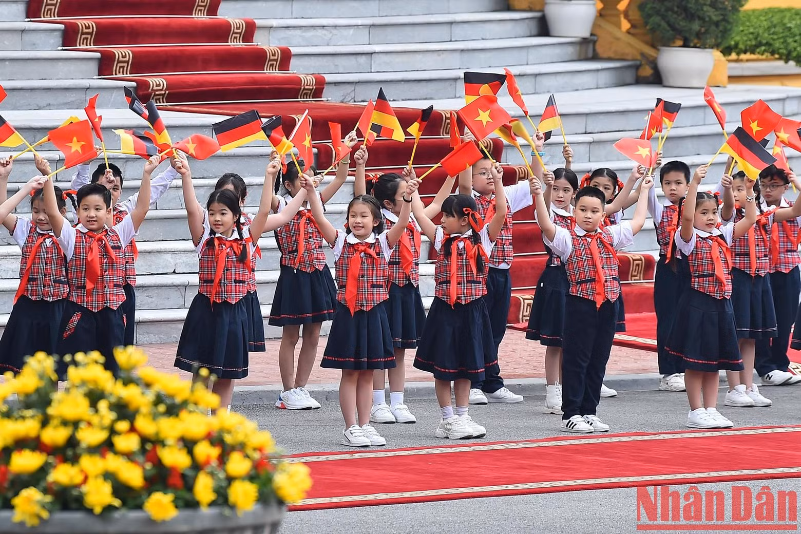 首都河内少儿欢迎德国总理奥拉夫·朔尔茨对越南进行正式访问。