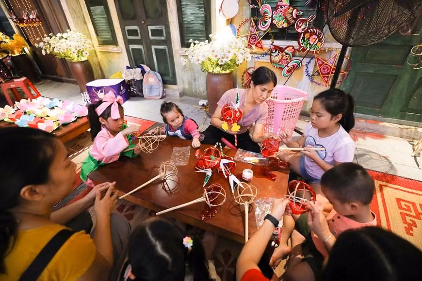 儿童们参加各种传统中秋灯笼制作、风筝制作等活动。