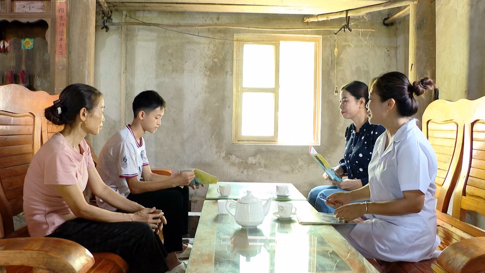 宣光省林平县春立乡医疗站工作人员向群众宣传童婚和近亲结婚的危害和后果。