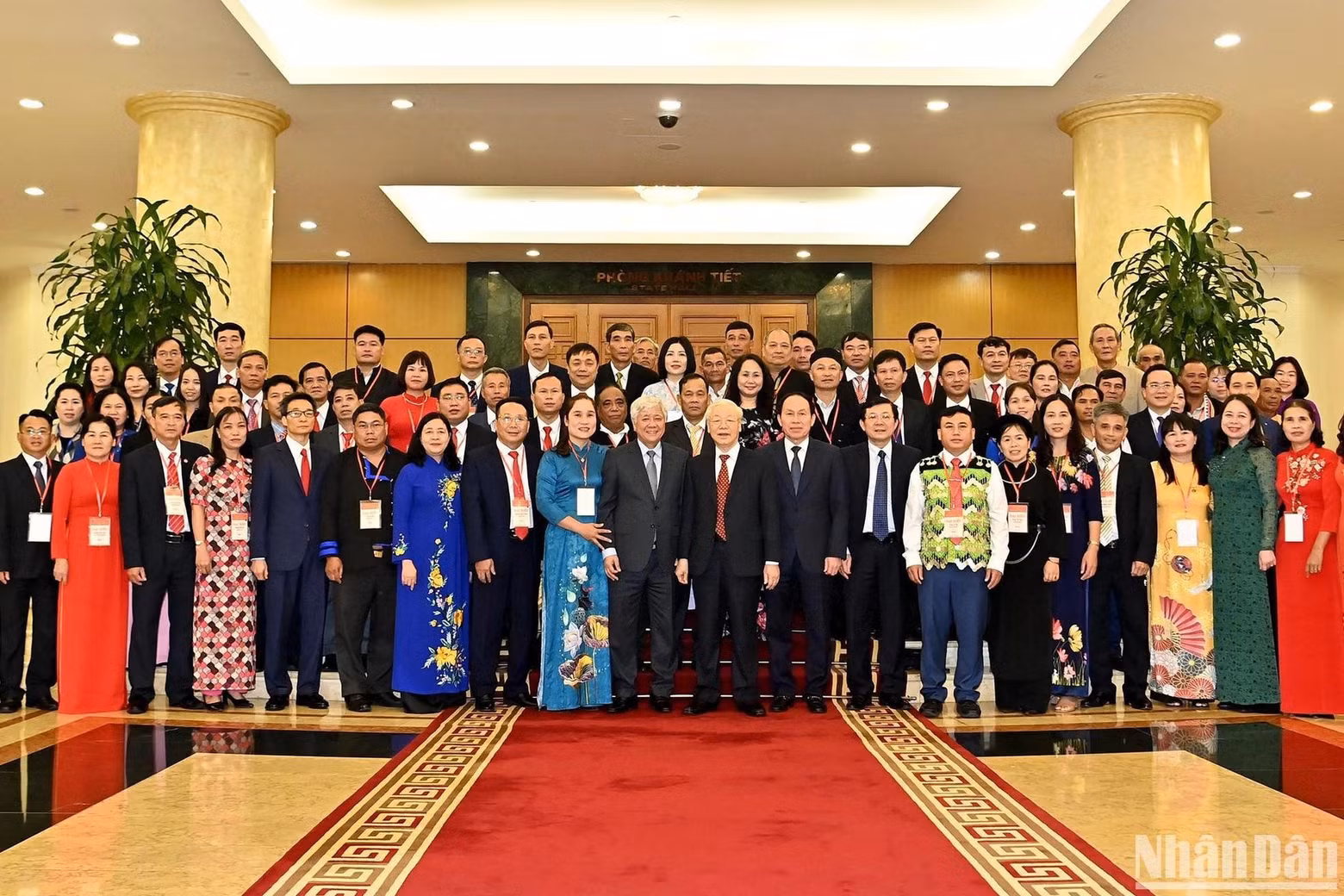 越共中央总书记阮富仲与各位代表合影。