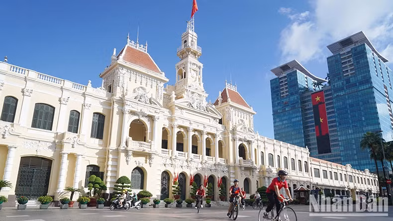 胡志明市市民对九·二国庆节有着共同的精神。 胡志明市市民对九·二国庆节有着共同的精神。