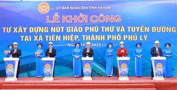 国会主席王廷惠出席连接惹桥（Cầu Giẽ）—宁平高速公路与五环路平行高速公路的富次交通枢纽建设项目开工仪式。