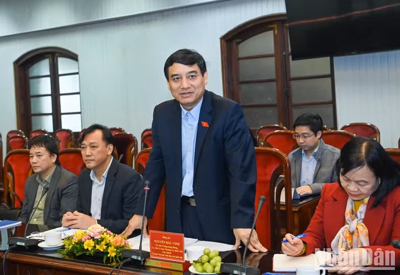 越南国会文化教育委员会主任阮德荣发表讲话。