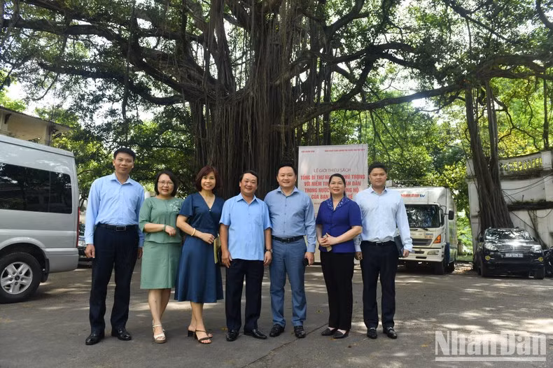 民族委员会代表团在《人民报》社总部合影留念。