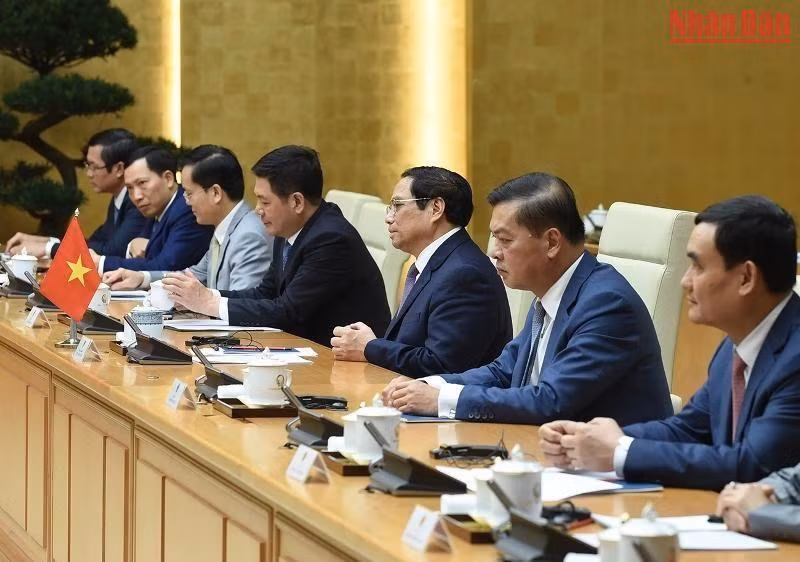 越南政府总理范明正和越南高级代表团。