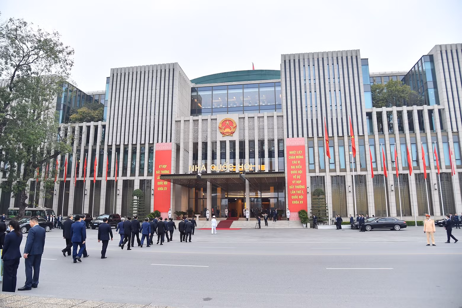 越南第十五届国会第二次特别会议1月5日上午8时整在河内国会大厦隆重开幕。