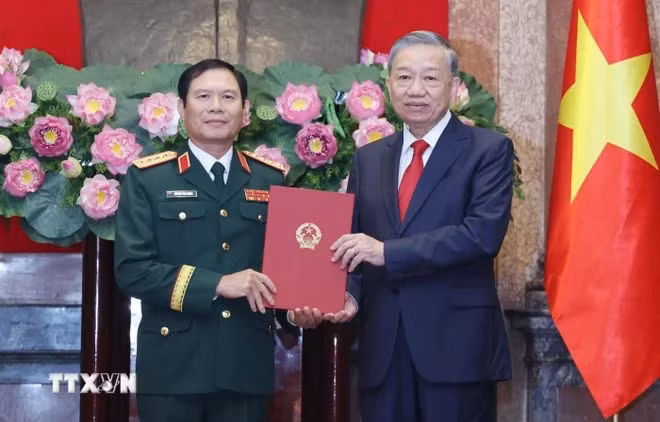 苏林总书记、国家主席向越共中央委员、中央军委常委、越南人民军总参谋长、国防部副部长阮新疆上将授予晋升大将军衔的决定。 苏林总书记、国家主席向越共中央委员、中央军委常委、越南人民军总参谋长、国防部副部长阮新疆上将授予晋升大将军衔的决定。