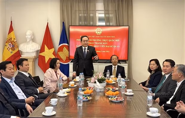 国会常务副主席陈青敏走访越南驻西班牙大使馆。
