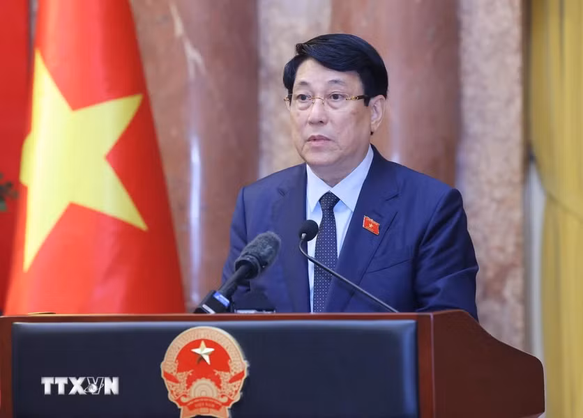 越南国家主席梁强发表讲话。