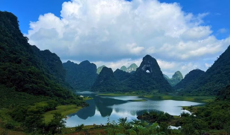 坐落在高平省茶岭县国瓒社本名村的神眼山美景。