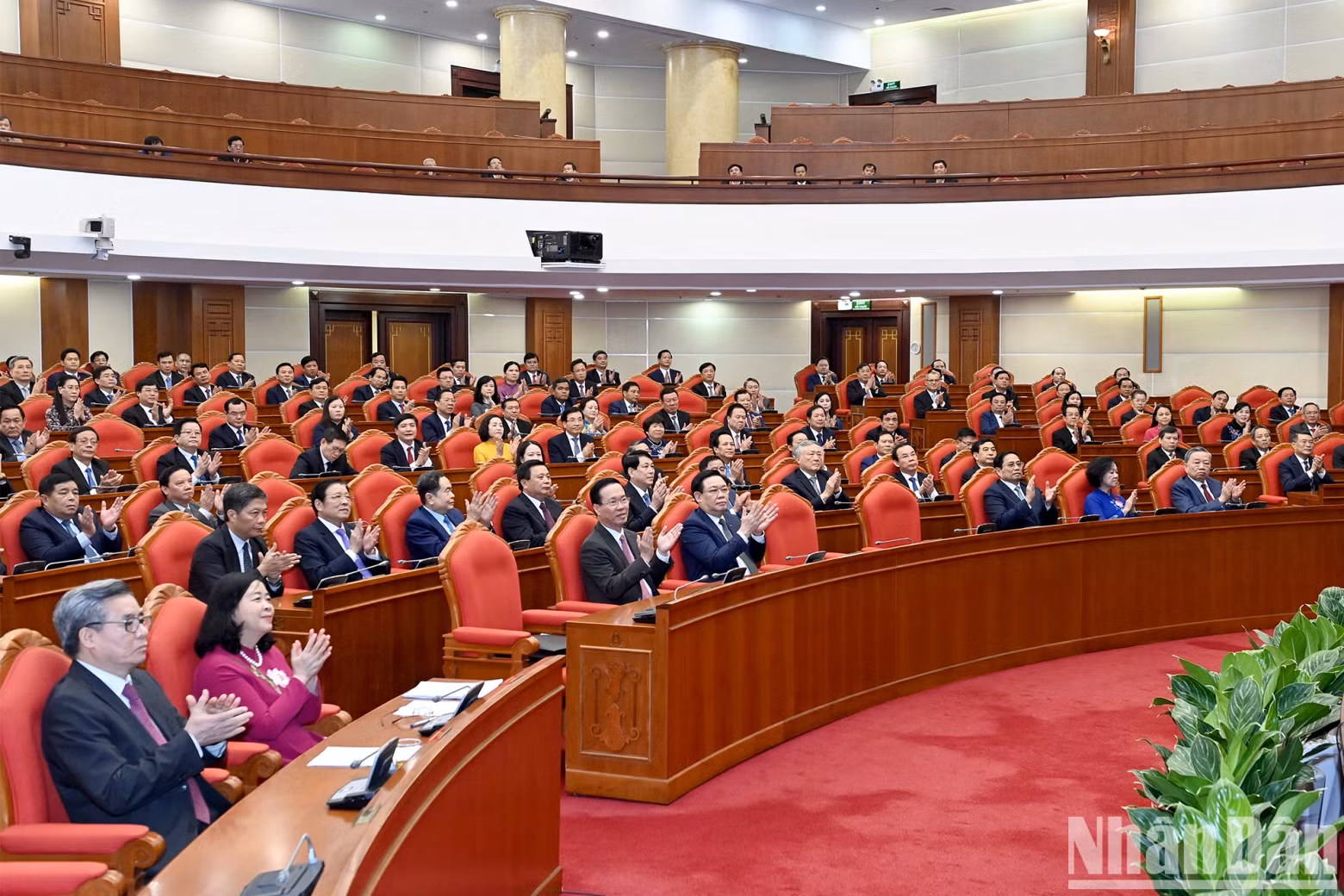 越南党、国家领导人与各位代表出席会议闭幕式。